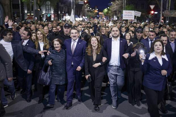 В Ереване началось шествие сторонников российского бизнесмена