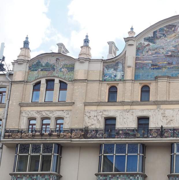 Майоликовые панно  на главном фасаде гостиницы «Метрополь»