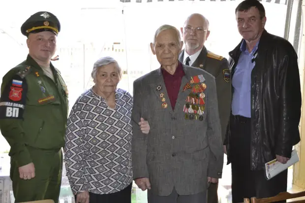 Военные полицейские ЦВО навестили ветерана Великой Отечественной войны в Омске