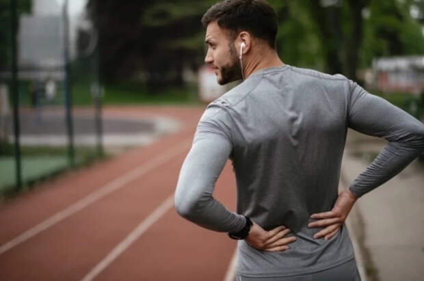 Врач Симкин рассказал о популярной позе, которая вредит позвоночнику