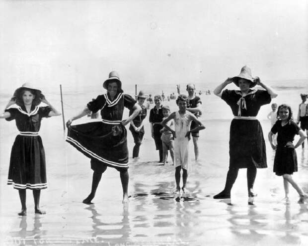 Молодые женщины и дети демонстрируют купальные костюмы начала 19 столетия.