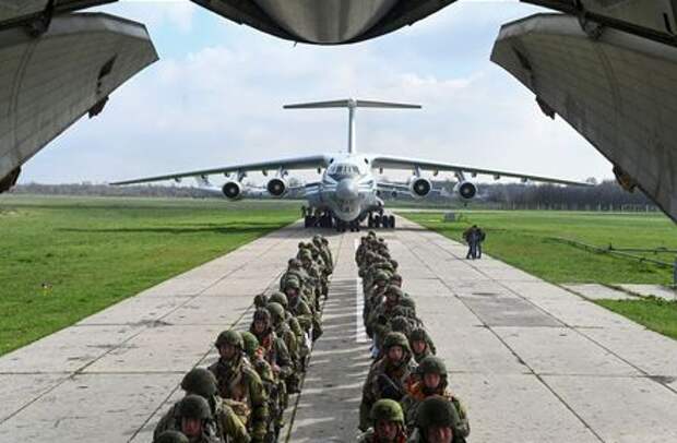 Service members of the Russian airborne forces board an Ilyushin Il-76 transport plane during drills at a military aerodrome in the Azov Sea port of Taganrog, Russia April 22, 2021. REUTERS/Stringer