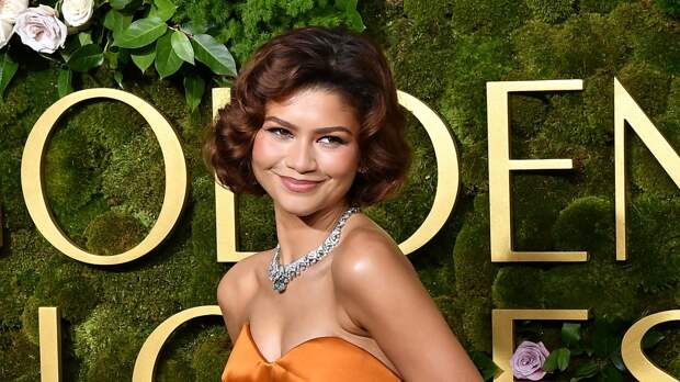 Актриса Зендая появилась на публике в белом платье с открытыми плечами