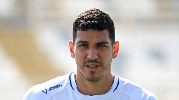 Защитник «Зенита» Нино читает биографию Шараповой на русском языке