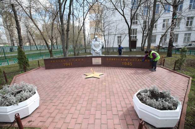 Рабочие уже убедились в исправности оборудования Вечного огня/ Роман Балаев