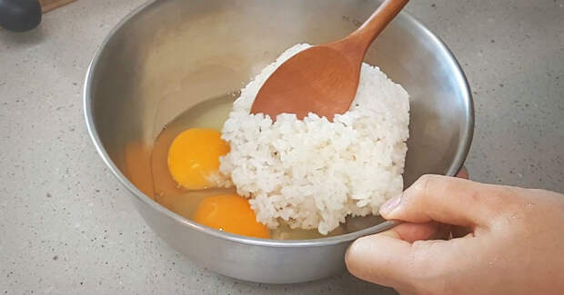 Просто смешайте рис и яйца — удивительно простое и вкусное блюдо