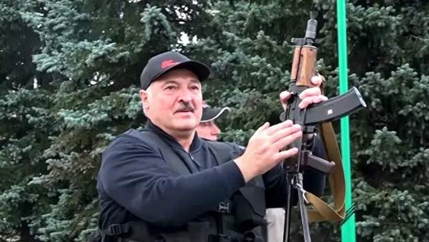 Лукашенко снова появился с автоматом