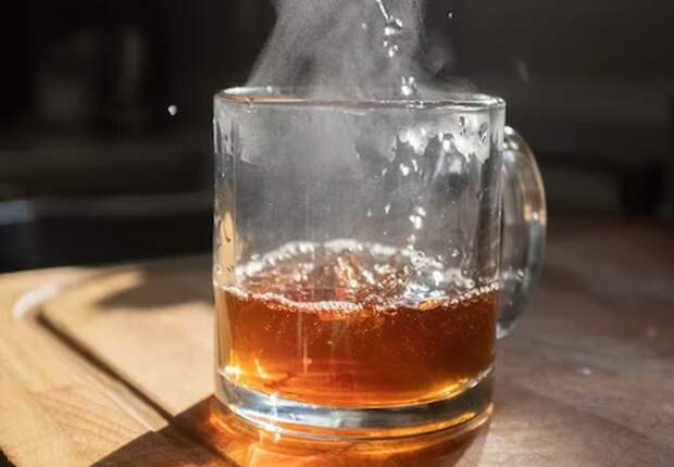 Врач Бурякова рассказала о вреде чая для желудка и пищевода