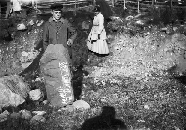 1917 год. Рунный камень, найденный на острове Адельсо. Надпись гласит: «Пусть этот камень стоит в память Опира …» рунные камни, швеция