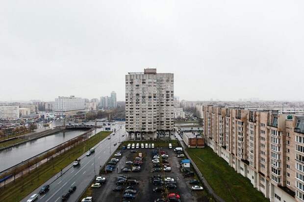 Автомобильная магистраль отделяет дома «многоножки» от реки Смоленки. | Фото: masterokblog.ru.