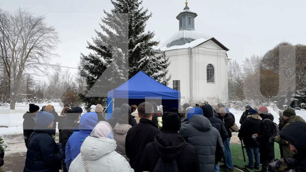 «Начну реветь»: неравнодушные люди приходят попрощаться с погибшим от рук педофила 9-летним Пашей