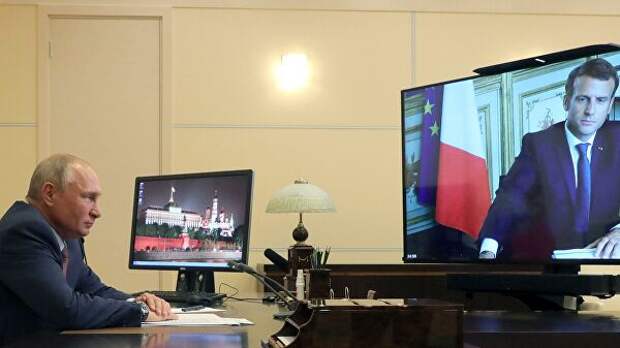 Президент РФ Владимир Путин во время встречи в режиме видеоконференции с президентом Франции Эммануэлем Макроном Президент РФ Владимир Путин во время встречи в режиме видеоконференции с президентом Франции Эммануэлем Макроном