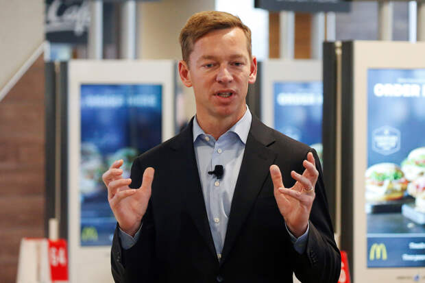 Главу сети ресторанов McDonald's высмеяли за трудности с поеданием бургера