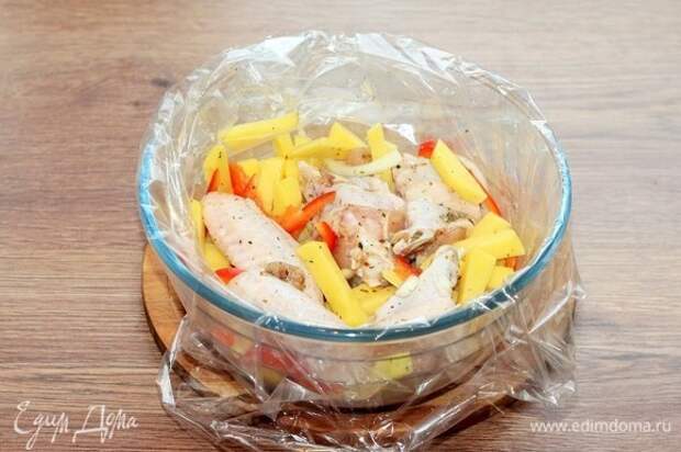 Выкладываем подготовленные продукты в пакет для запекания. Пакет кладем в посуду для СВЧ-печи. Выкладываем подготовленные продукты в пакет для запекания. Пакет кладем в посуду для СВЧ-печи.