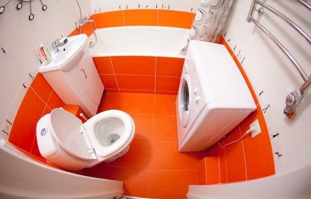 Маленькая ванная с яркой оранжевой плиткой