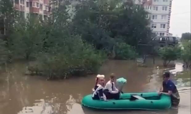 На школьную линейку — на лодке