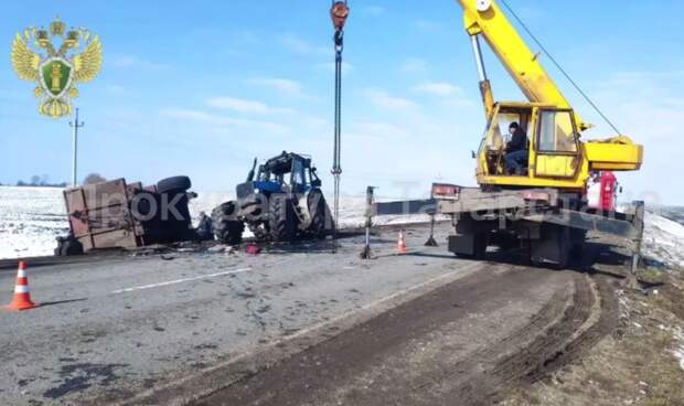 Четыре человека погибли при столкновении легковушки с трактором в Татарстане