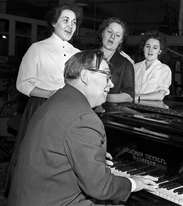 Василий Соловьёв-Седой с группой работниц Московского завода автотракторного электрооборудования во время исполнения песни «Подмосковные вечера», около 1960 года
