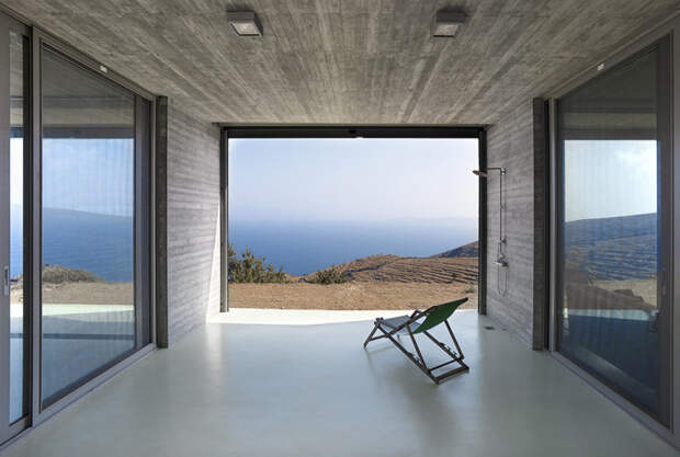 Душ и зона отдыха с видом на Эгейское море (The Parallel House, Греция). | Фото: decor.design.