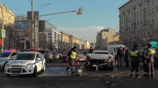 Авария дня. ДТП с участием кареты скорой помощи в Москве авария, авария дня, авто, авто авария, видео, дтп, скорая, спецсигнал