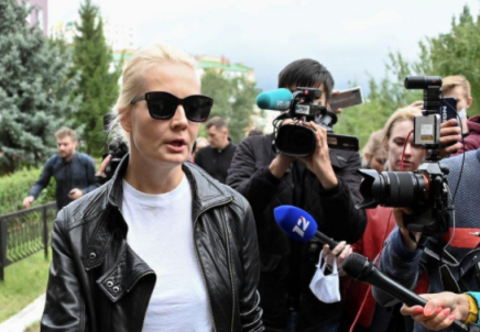 Жена оппозиционного политика Алексея Навального Юлия беседует с журналистами у омской больницы, где находится политик, 21 августа 2020 года. REUTERS/Alexey Malgavko Жена оппозиционного политика Алексея Навального Юлия беседует с журналистами у омской больницы, где находится политик, 21 августа 2020 года. REUTERS/Alexey Malgavko