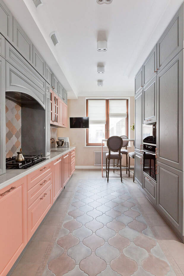 дизайн кухни с розовыми фасадами