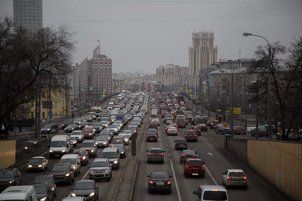 Загруженность дорог Москвы достигла девяти баллов