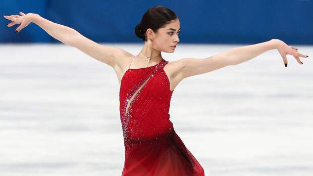 Фигуристка Петросян нанесла символический удар перед матчем РПЛ между «Спартаком» и «Акроном»