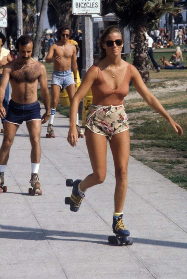 Катание на роликовых коньках по набережной богемного пригорода Лос-Анджелеса, 1979 год. история, классика, фото