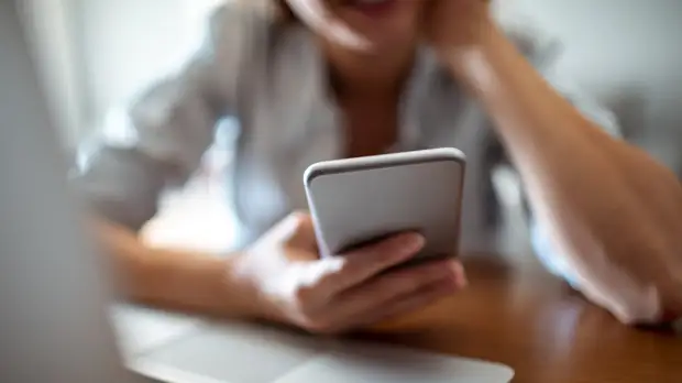 Эксперт по кибербезопасности Чебышев назвал возможные признаки шпионского ПО на смартфоне