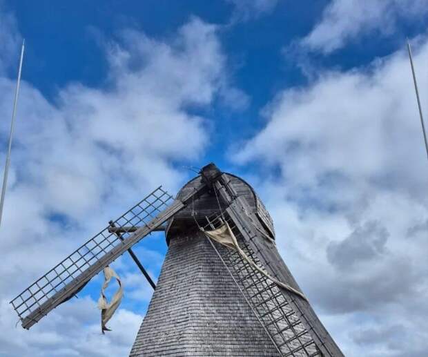 Под Новгородом ветром сорвало лопасти на столетней мельнице