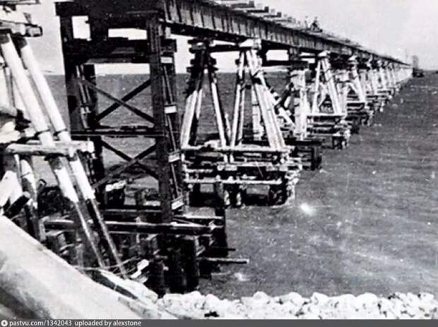 Крымский (Керченский) мост 1944 год СССР Два Крымских моста разрушились, а третий соединил Россию и Крым, поезда уже ходили Фото первых Крымских мостов построенных Германией и СССР, стоимость и общее расстояние Крымского (Керченского) моста и др. интересные факты