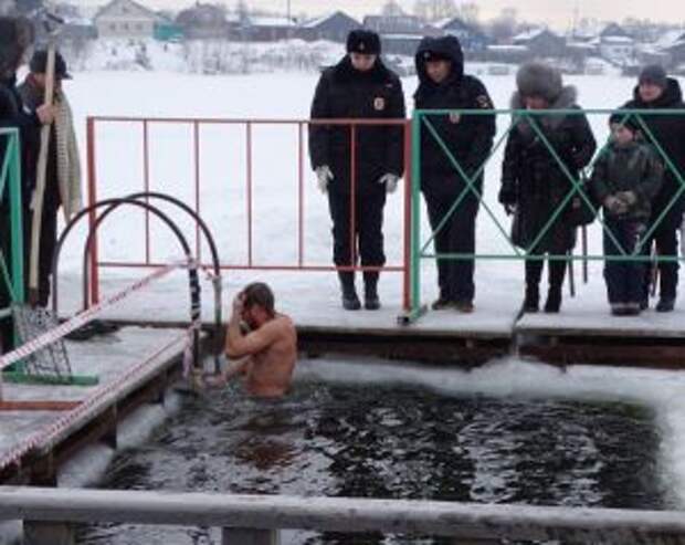 Жители Невьянска окунулись в крещенские воды