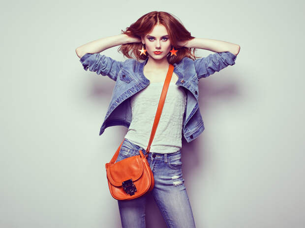 Fashion portrait of beautiful young woman with handbag