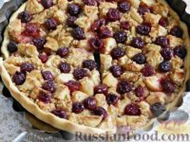 Фото к рецепту: Киш с яблоками и вишней