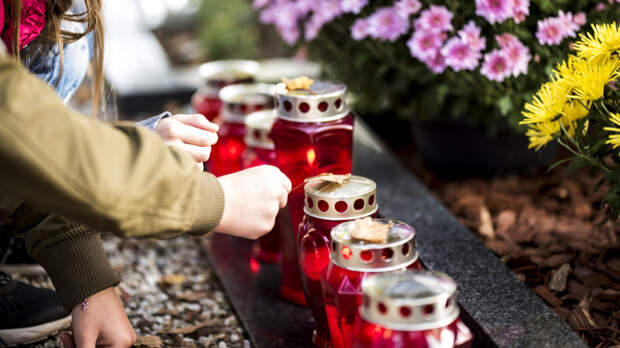 Жители Белгорода несут цветы и свечи на импровизированный мемориал