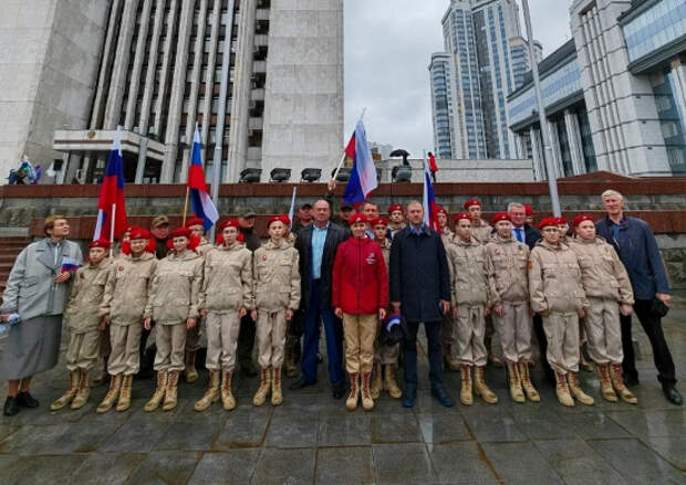 Свердловские юнармейцы приняли участие в нескольких патриотических акциях, приуроченных ко Дню флага России