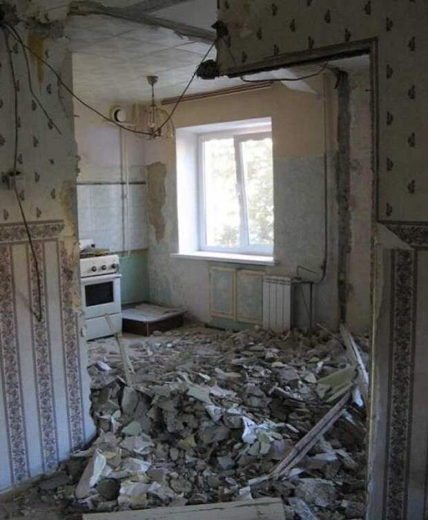 Чтобы увеличить площадь кухни, ее объединили с гостиной. Чтобы увеличить площадь кухни ее объединили с гостиной