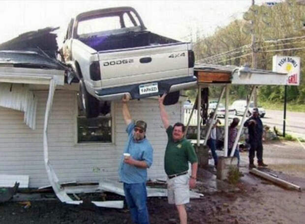 Кто поставил машину на крышу? | Фото: Pinterest.