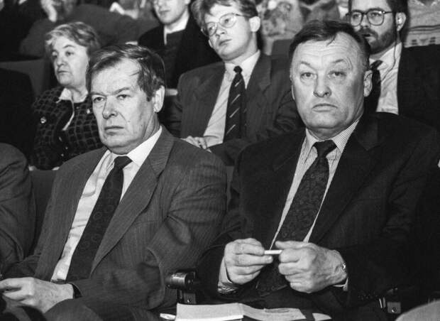 Вадим Бакатин (слева) и Олег Калугин. Автор: https://otr-online.ru/blogs/blog-internet-redakcii-otr/rossiya-ssha-samye-gromkie-shpionskie-skandaly-54.html