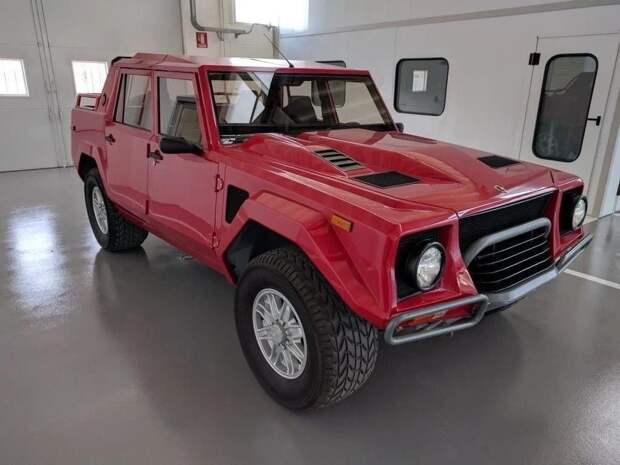 Lamborghini LM002 продают за 65 миллионов рублей