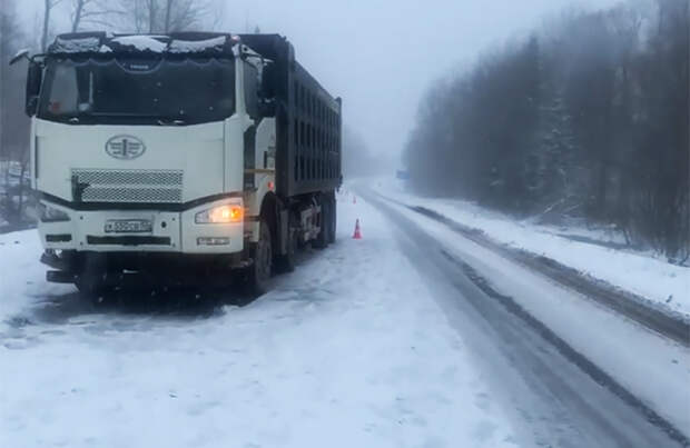 На трассе М-11 в Тверской и Новгородской областях выпал снег