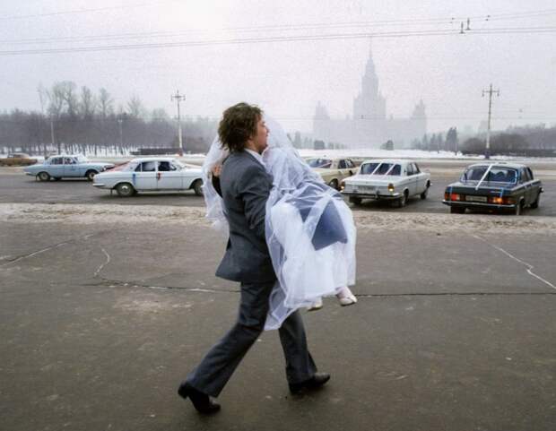 Жених с невестой после свадьбы в Москве. СССР, 1984 год. Автор фотографии: Chris Niedenthal.