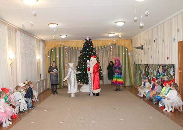 Дед Мороз и Снегурочка посетили дошколят в Улан-Удэ