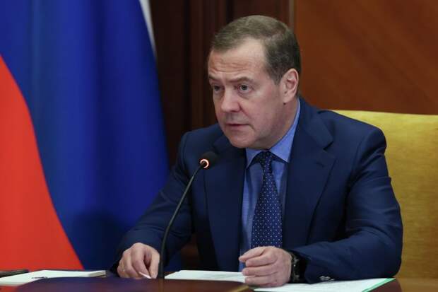 Медведев поинтересовался, дошел ли до «болванов» из ЕС смысл лозунга Трампа