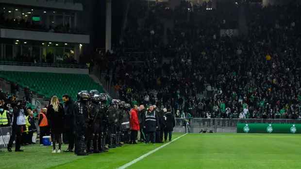 Начало матча «Сент-Этьен» — «Анже» отложено из-за беспорядков на стадионе