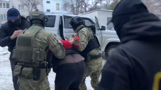 Сгорбленный фотограф российских самолетов попал на видео ФСБ