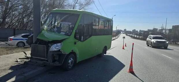 В тюменской аварии с маршрутным транспортом пострадали взрослый и ребёнок