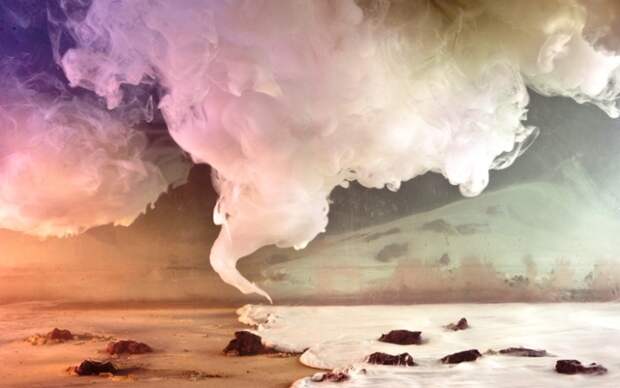 Клубы цветного дыма. Автор: Kim Keever.