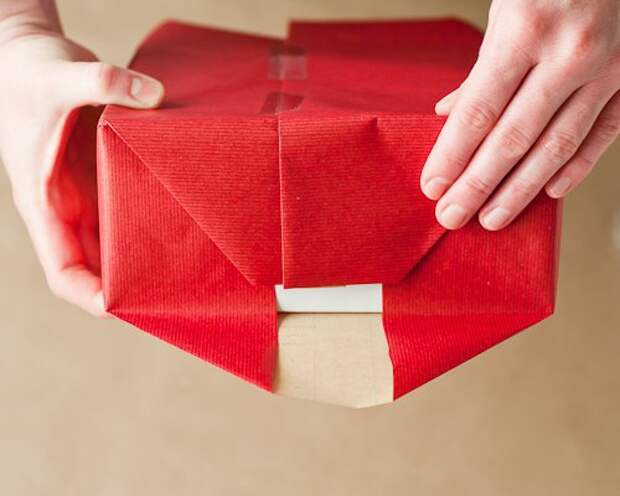 Завернуть подарки пошагово. Бумага для упаковки подарков. Упаковать подарок в бумагу. Обернуть коробку подарочной бумагой. Подарок упакованный в оберточную бумагу.